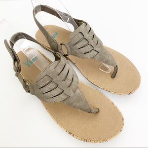Yuu Wandey Gray Thong Sandals 11M